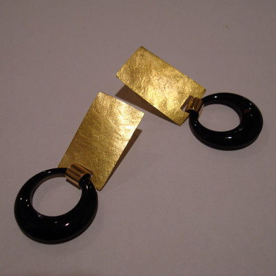 orecchini-oro-battuto-onice